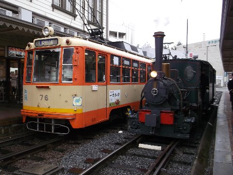 伊予鉄道　市電と坊ちゃん列車