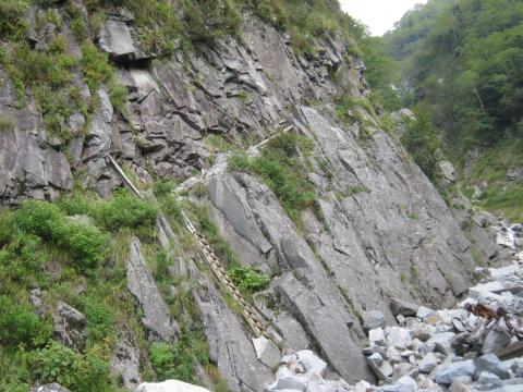 白出沢の岩切道。足元がすっぱりとキレ落ちて
注意を要する。