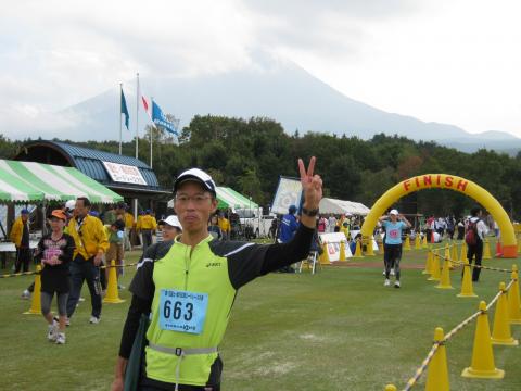 ゴール後、へろへろの私。この時に食べたそばが、めっちゃうまかった！