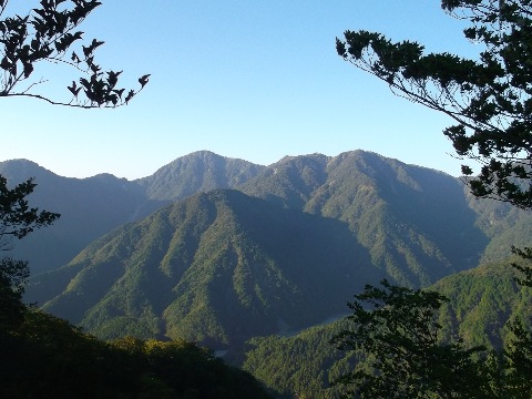 最後のピーク鍋割山よりたどってきた蛭が岳方面を振り返る