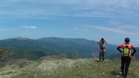 美ヶ原方面の景色を堪能する美女二人