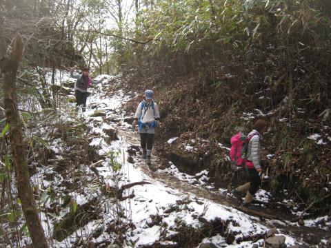 雪が出てくる。
スリップしてこ転ばないように