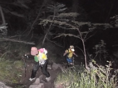 翌朝は３時起床　４時出発　まだ暗い中草すべりの急登