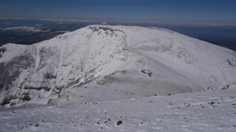 険路を無事通過し硫黄岳へ。しかしこの周辺は風の通り道冬は風速20~30mの風が吹くこともしばしば。12年前の3月ここで猛烈な強風に遭遇。
山頂手前で100m進むのに1時間以上かかる。更にだだっ広い山頂でホワイトアウトの状態になり下山口が見つからず腰まで埋まる吹き溜まりにはまってしまいワンデリング。居合わせたほかの登山者と協力し合いながらラッセルをしなんとか下山したという苦い思い出が