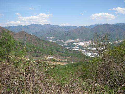 馬越峠からこれから下りる川上村方面