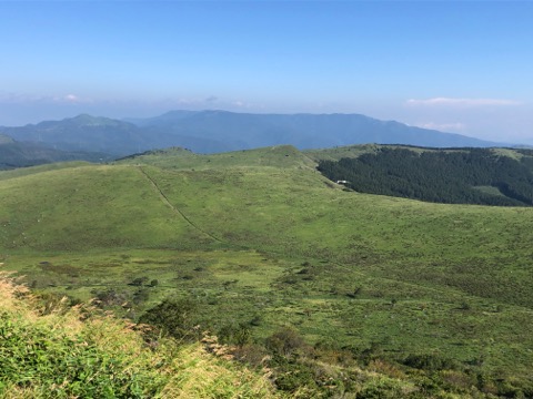 はるか先にこれより向かう美ヶ原方面の山々