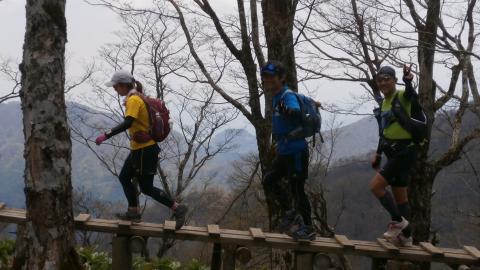 檜洞丸山頂手前の木道　MANAMINさん、MJさん、気まぐれさん