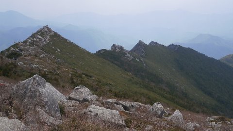 山頂から来し方を振り返る