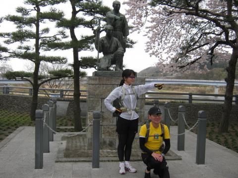 玉川兄弟の像の前で、花man姉弟