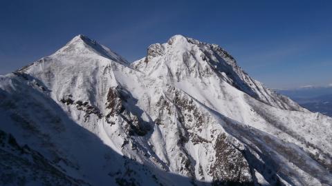 阿弥陀岳と中岳 気温は低いが風は比較的弱いのが救い