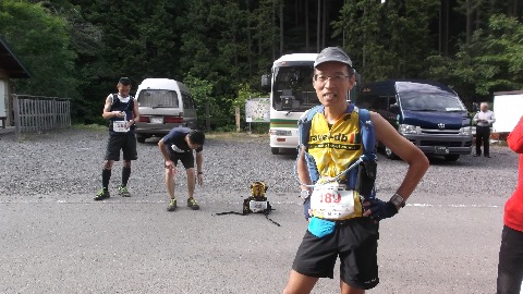 １６時１０分　５６キロ最終関門　持方エイド　後６キロ