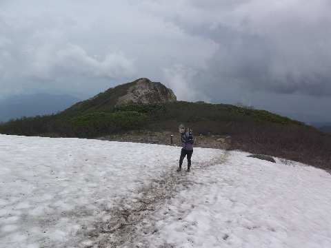 雪渓をおっかなびっくり登る