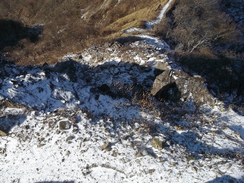 鬼が岩の下り　一部岩がつるつる状態　尻餅をつく（汗）