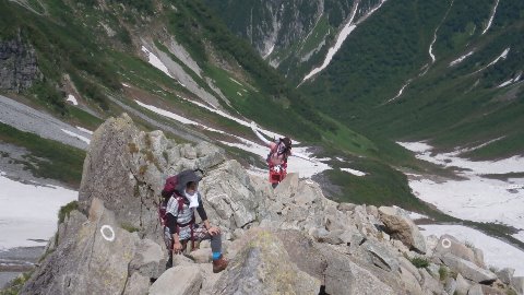 高度感のある急峻な尾根を登る