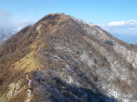 蛭が岳が迫る　トレースにはあまり雪はついていない