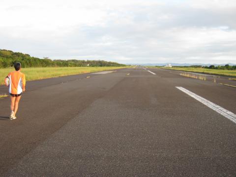 白浜空港、旧滑走路を走る。