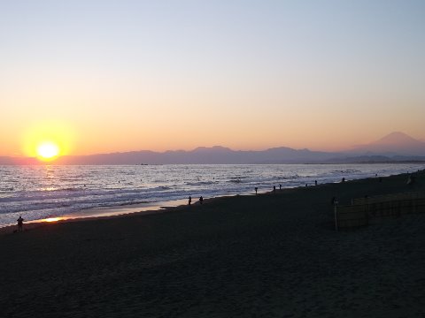 寒い中、多くの人が今年最後の夕日に見入っていた　ここで２８キロ地点
あと２２キロ・・30キロでやめてしまえという悪魔の囁きが