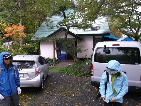 気温１０度　冷たい雨の降りしきる中　尾瀬沼トレッキングに向けて出発