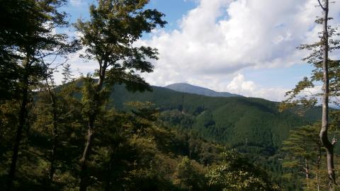 塔ノ峰から遥か彼方に明神岳