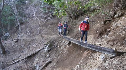 宮ケ瀬に向かう下山路　いたるところ道が崩落していて気の抜けない箇所もTeganuMANさんもちょっと腰が引けてしまう