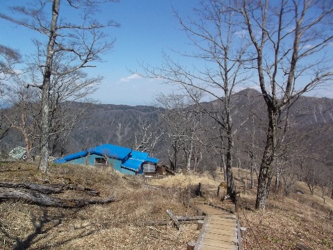 青が岳山荘　奥の山はこれから向かう蛭ケ岳