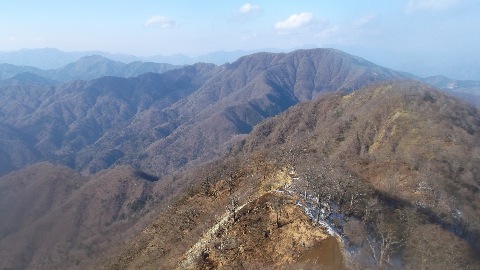 蛭が岳山頂直下よりこれからたどる大室山　一度１０６０mまで降り標高差５００mを登り返す（厳）