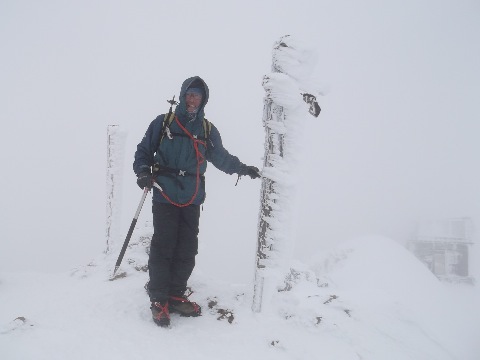 赤岳山頂　強風が吹き荒れる　途中で追いついた韓国からきたという　青年を案内。山頂でとってもらう