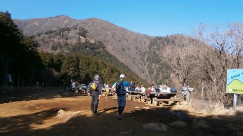 ５０分ほどで標高８００mの見晴らし台。ぽかぽか陽気　大山山頂が見えいてきた。しかしこの直後湘南オヤジに悲劇が・・。