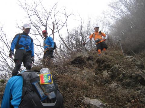 travel-dbの「RUN FOR　EAST　JAPAN」のチャリティーワッペン
しかし背負っている人の首が飛んでいる・・・・！