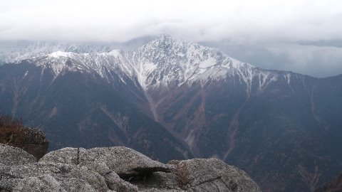 北岳　厚い雲がかかり始めている