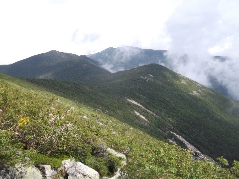 さらに奥には奥秩父の深い山並が続く