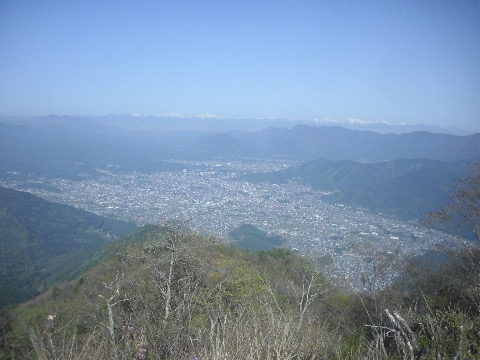 眼下の富士吉田へこのあと標高差９００m近く急降下。そして再び霜山への標高差６００mの登り・・厳しい！
