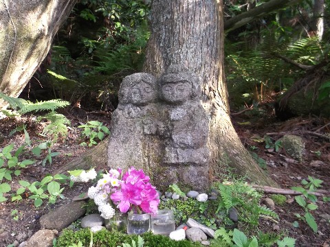 衣張山に向かう途中でみつけた道祖神