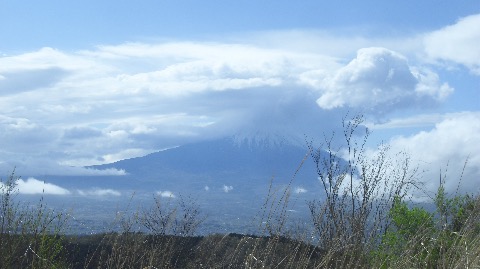 富士も雲の合間に
