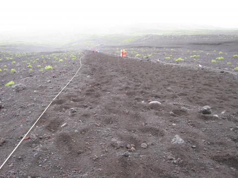 砂走の急降下、延々と３キロほど続く
雨で少し湿ったためか、砂埃が立たず快適