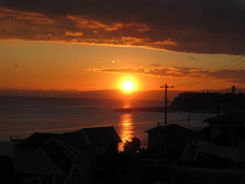 江の島方面に沈む夕陽。ちょっと一休み