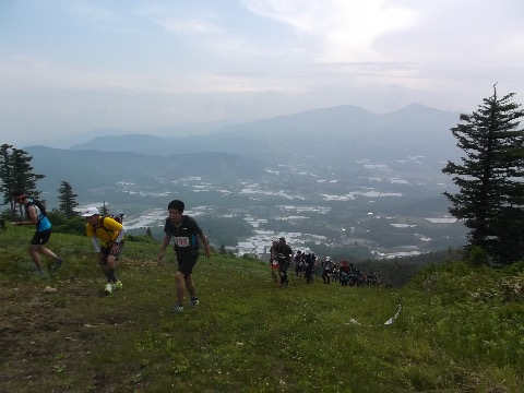 初っ端からゲレンデの急登　息が上がる