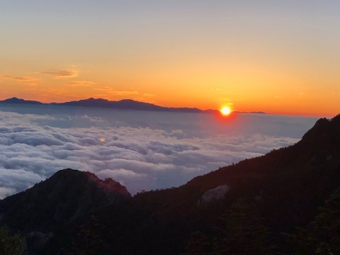 ５時４分　奥秩父方面からの御来光