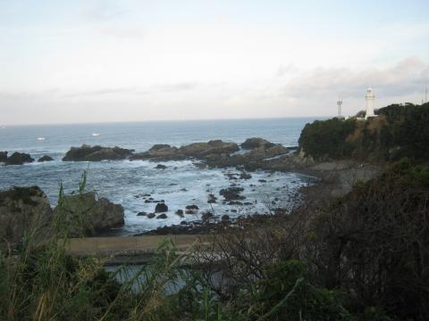 潮岬灯台を臨む