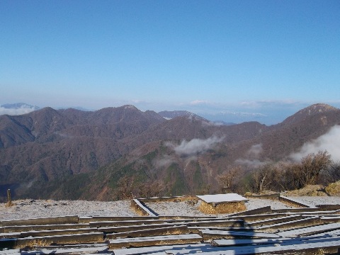 これより縦走する蛭が岳〜檜洞丸、さらに奥に大室山