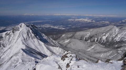 阿弥陀岳を見下ろす遥かに北アルプスが銀屏風のように連なる