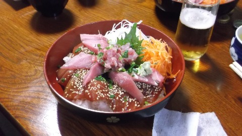 レース終了後　城ヶ島のこじんまりとした民家風の食堂でマグロてんこ盛り丼　これで１２００円は安い。ビールを頼むと大根の漬物や煮付け、いかげそなどのおつまみをサービスしてくれる