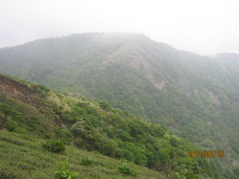 丹沢山　まだまだ急な登りが続く