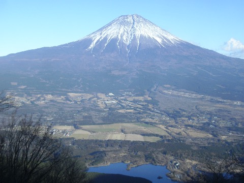 長者が岳からの富士。下の湖は田貫湖