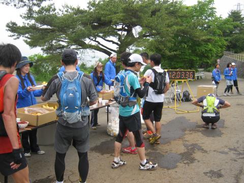 最後に登り切った二十曲り峠にて（25キロ地点）
あとは下るだけ、饅頭とオレンジがめっちゃうまかった！