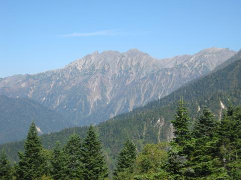 さらに槍ヶ岳
観光客は労せずして
この景観を味わえるのだ
幸か不幸か・・・。