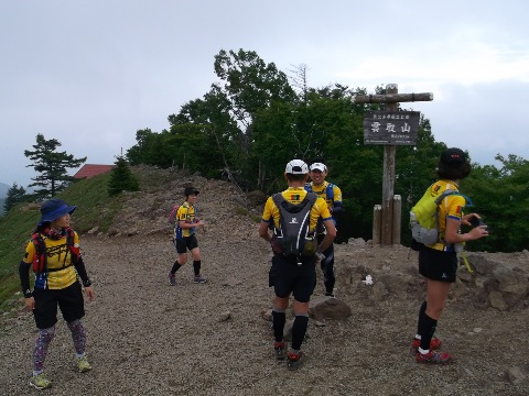 東京都最高峰　　登山口から標高差１５００mを登りきり　休憩込みで３時間半ほどで登頂。