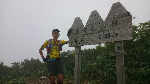 悪戦苦闘の末、やっと武尊山に到着。このあとは下るだけなのだが、下山路は至る所ぬかるみがひどく、どろんこ祭り