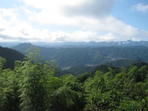 コース途中からの雨上がりの山里風景
暑かったが、木陰を走ることが多かったので助かった。