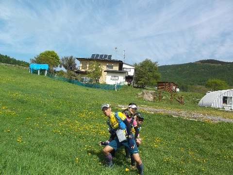 鷹山スキー上にてスタート前のセレモニー？　今日も素晴らしい天気